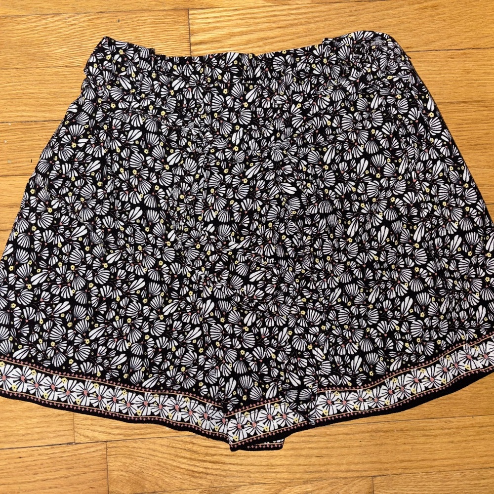 Max Studio Black and White Floral High Waist Shorts